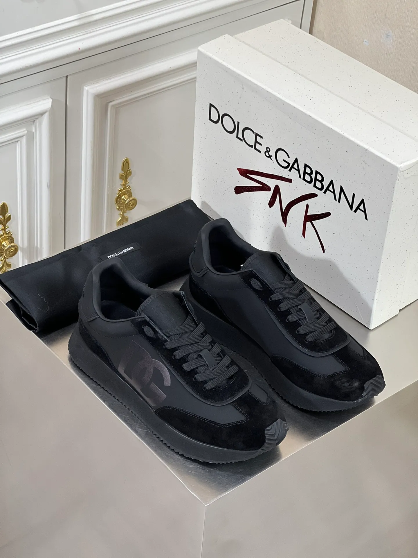Factory price: 458💰••New product•• Dolce&G*_dgDolce&G*_dgDolce&G*_dgDolce&G*_dgDolce&G*_dgDolce&G*_dgDolce&G*_dgDolce&G*_dgDolce&G* 2024 new men's lace-up leather casual sneakers for early spring are made of imported suede cowhide spliced ​​with waterproof fabrics, mixed and matched color design, a fashionable and energetic sneaker that can easily meet the needs of modern dressing and highlight the contemporary lifestyle style. The foot is fully lined with cowhide for greater comfort. The tongue and heel are decorated with logos. It is equipped with a rubber outsole. The heel and toe are wrapped to further protect our feet. It is a model worth buying! Size: 39-44 (customized at 38.45)